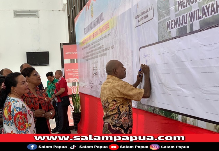 Sekwan DPRD Mimika Gat Tebay saat menandatangani piagam pencanangan pembangunan Zona Integritas (salampapua.com/Evita)