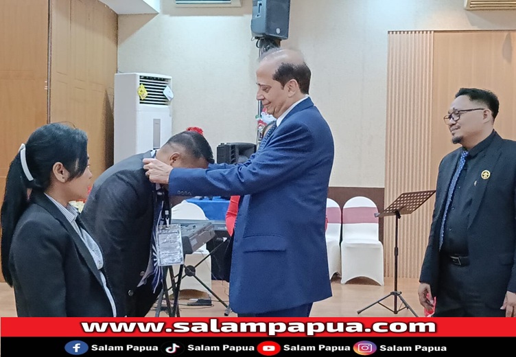 Penyematan ID peserta Sidang Daerah ke-V GPSDI oleh Ketua Sinode GPSDI Jakarta, Pdt. Lal Naraindas Khubani,S.Th (salampapua.com/Acik)