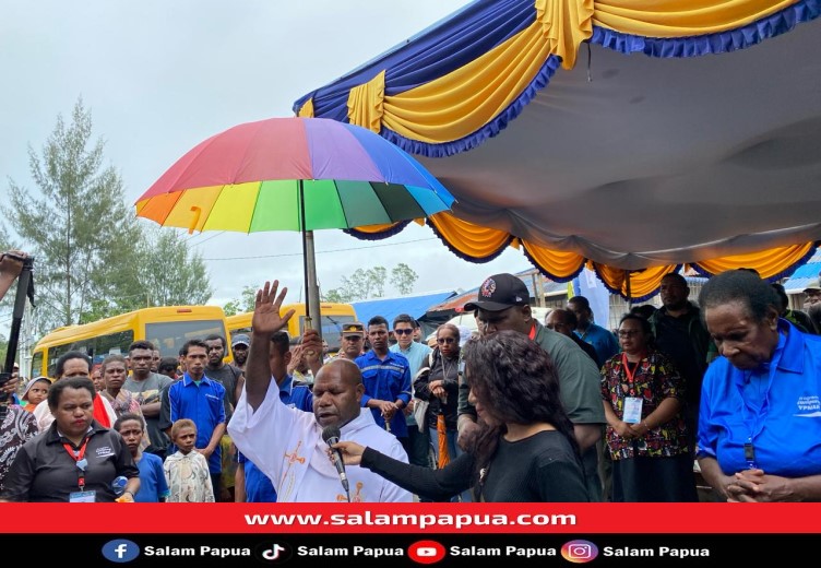 Pemberkatan dua gedung pasar Mama-mama di Poumako oleh Pastor Didimus Kosi (salampapua.com/Evita)