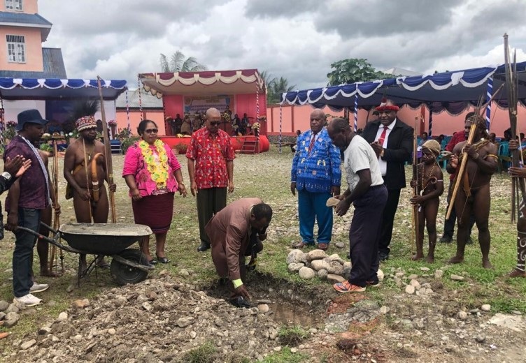 Peletakan batu oleh Ketua Klasis Gereja Kingmi Kota Timika Pdt. David Onawame (Foto:salampapua.com/Evita)